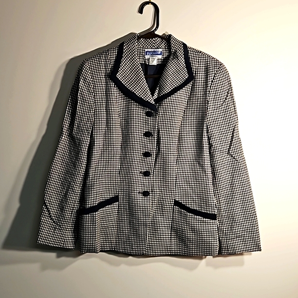Pendleton Jackets & Blazers - Pendleton size 10 100% virgin wool blazer.
